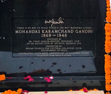Gandhi Bust_bust n inscription2523_GM_bottom354x300.jpg